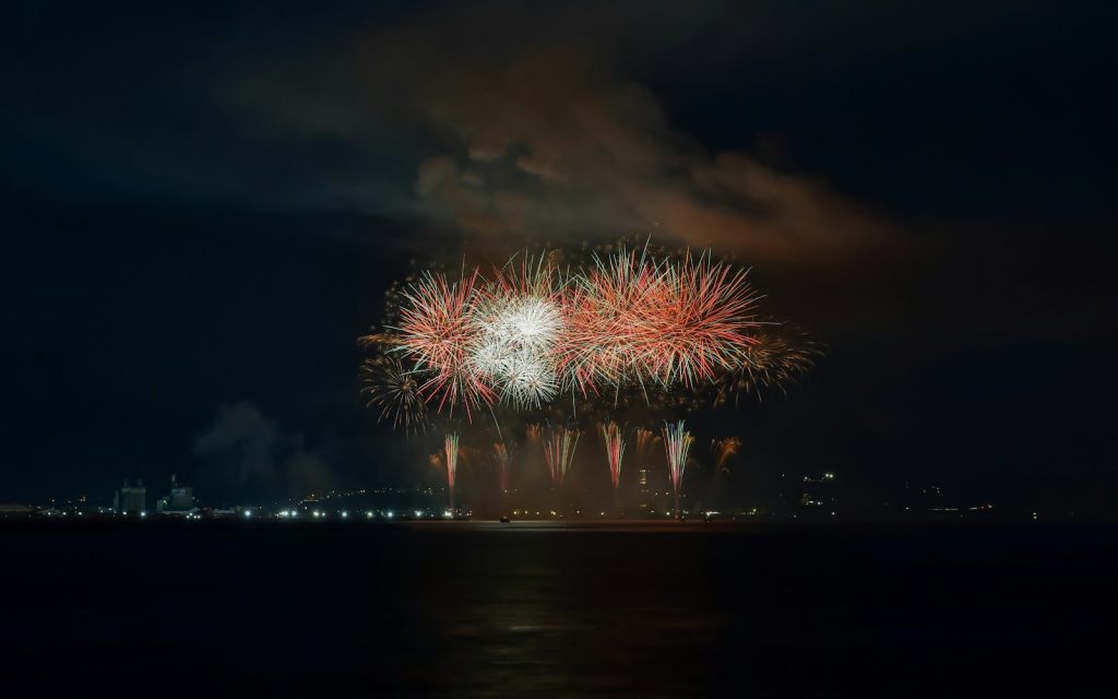 海边烟花示意